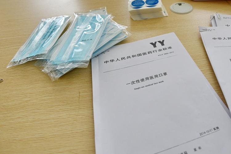 漳州开发区多部门接力助企首条一次性医用口罩生产线调试出样